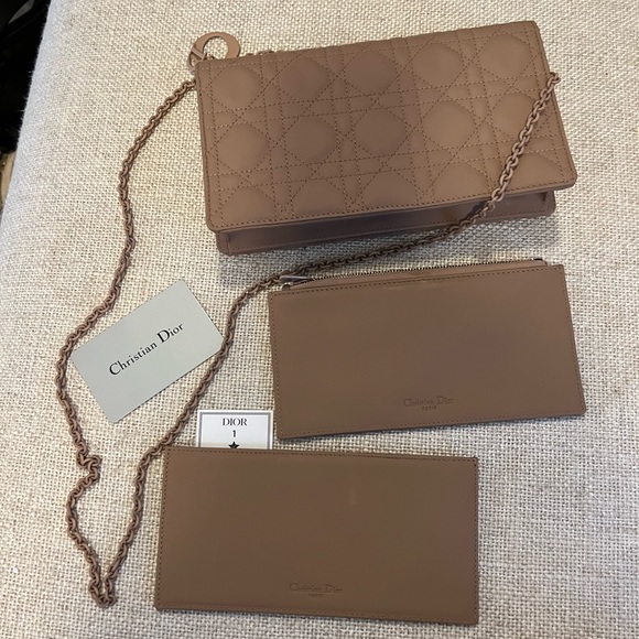 LADY DIOR POUCH
Rose Des Vents Cannage Lambskin - Picture 4 of 9